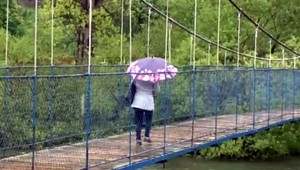 Pri Ružomberku majú chátrajúci most cez rieku. Zákaz ignorujú starí ľudia aj deti