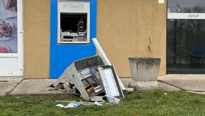 Nočný výbuch šokoval obyvateľov! Zlodeji vyhodili bankomat do vzduchu, rozmetali ho na kúsky