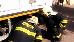 Nákladiak zrazil pri cúvaní staršiu ženu (74)