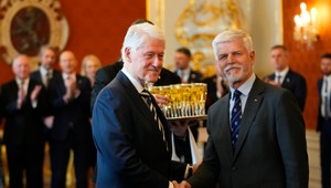 Bývalý americký prezident Bill Clinton si prišiel do Prahy pre ocenenie
