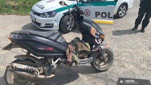 Bez vodičáka a s alkohol v krvi. Motocyklista mal policajtom čo vysvetľovať