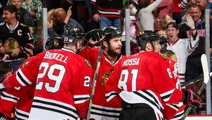 Hossa nabil Seabrookovi na víťazný gól proti Ottawe