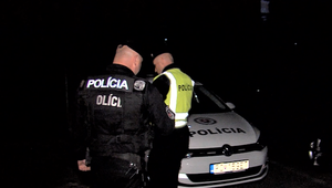 Zbesilá jazda v Humenskom okrese: Mladíka zastavila až streľba policajtov