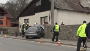 FOTO: V obývačke domu takmer skončilo auto