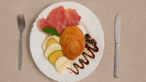 Obložené kysnuté cesnakové rolády