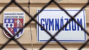 Učitelia vyjadrili svoj postoj k fašizmu. Úrad im zastavil peniaze na rekonštrukciu školy