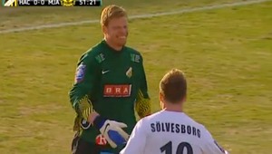 Óóó! Tak toto hádam nieee! Brankár dal útočníkovi jasle pred vlastnou päťkou!