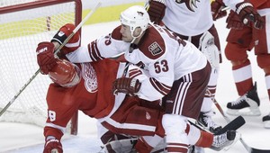 Detroit zložil v jedinom zápase noci Phoenix v predĺžení