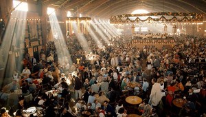 Hráči Augsburgu sa zaplietli do bitky na Oktoberfeste