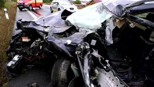 Železná zábrana prepichla celé auto. Mladíka okamžite previezli do nemocnice