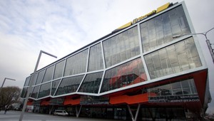 Slováci sa nepoučili, deti sa korčuľujú na neskolaudovanom zimáku