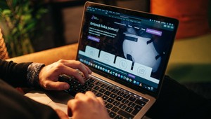 Krízové linky zažívajú enormný nárast volaní. Nadácia Volkswagen Slovakia ich podporila sumou 45-tisíc eur