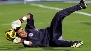 VIDEO. Frajer brankár sa hral s ohňom. A popálil sa...