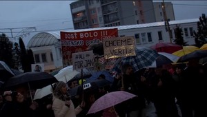 Počas protestu niekto vypol verejné osvetlenie