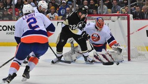 Halák prvou hviezdou, nepustil Pittsburgh do play-off