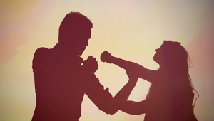 Tínedžer (15) naháňal mamu so sekerou!