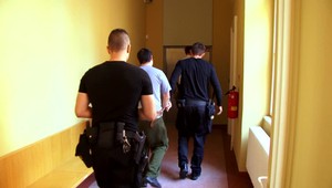 Muž sa sekerou zahnal na druha svojej mamy. Súd rozhodol o jeho treste