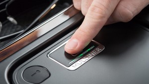 Ku svojim cennostiam sa v Bentley Bentayga dostanete pomocou snímača odtlačkov prstov