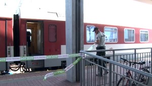 Muž spáchal samovraždu priamo pred cestujúcimi