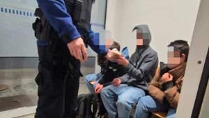 Štyri deti putovali cez polovicu Slovenska. Mestská polícia ich našla v noci na stanici v Ružomberku