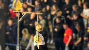 Slovák na českom zápase zapálil figurínu hokejistu konkurenčného tímu