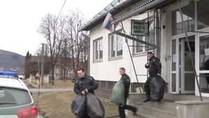 Polícia nerieši len porušovanie zákona. Rodine, ktorej vyhorel dom, poskytli pomoc