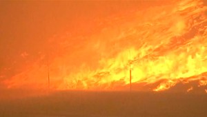 Tisícky hasičov zasahujú pri požiari. Medzi obeťami sú aj deti