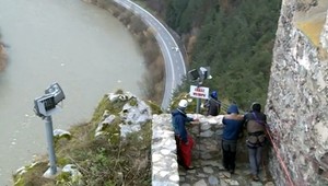 Nebezpečná cesta pod Strečnom. Pripravte sa na uzávierku