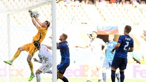 Chytená penalta, dva vlastné góly. Slovensko vypadáva po debakli