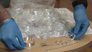 Žilinskí colníci stopli zásielku zo Singapuru, obsahovala nebezpečné ťažké kovy