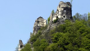 Vážny incident na hrade Strečno. Dieťa spadlo z 8 metrovej výšky