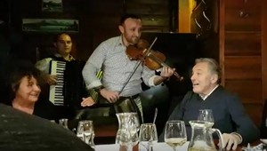 VIDEO s Karlom Gottom, ktoré ste NIKDY nevideli. Takto spieval na stretnutí s priateľmi
