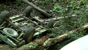 V lese našli prevrátené terénne auto. Na volanie im nik neodpovedal
