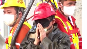 Veľký zázrak a odvaha. Záchranárom sa podarilo vyslobodiť baníkov, ktorí uviazli stovky metrov pod zemou