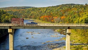 Odvážny pár opustil prácu, postavil malý dom a prešiel kus sveta