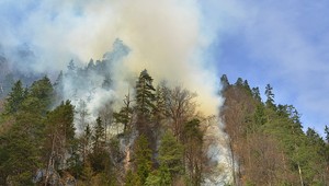 Oheň uzavrel cestu, požiar hasí 200 ľudí aj štyri vrtuľníky...