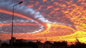 Farebné kruhovité mraky čarovali na oblohe