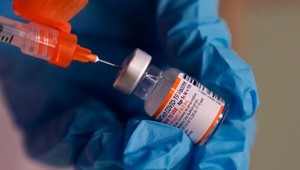 Odmeny za očkovanie pre seniorov stále viaznu, niektorí márne čakajú