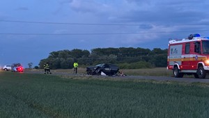 Riskantná jazda skončila katastrofou. Neďaleko Kuklova havaroval opitý mladík