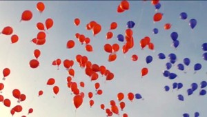 Stovky balónov nad mestom, majú splniť želania