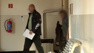 Policajti zadržali muža, ktorý mieril kušou a vzduchovkou na lesníkov. V krvi mal skoro 3 promile