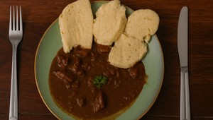 Hovädzí guláš na víne a pive s domácou knedľou