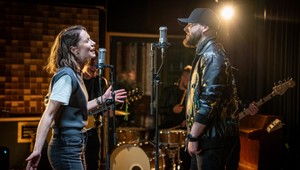 Duet k filmu o Gumpovi otvára tému psích adopcií: Vo videoklipe uvidíte známe tváre s svojimi psíkmi!