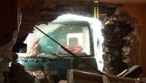 Kamión vrazil do domu a zdemoloval kuchyňu