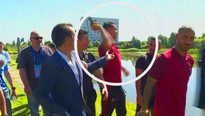 Ronaldovi tečú nervy! Novinárov mikrofón skončil v jazere