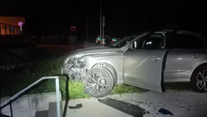 Policajná naháňačka ako z grotesky: Jazdu pod vplyvom omamných látok a bez vodičáku zakončil v kríkoch