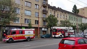 Nočná búrka strhla časť fasády, visiace časti ohrozovali ľudí