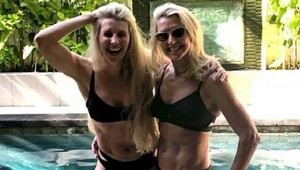 Neuveríte, že tieto ženy delí 30 rokov: Uhádnete, ktorá je matka a ktorá dcéra?