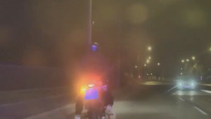 Nočná naháňačka motorkára: Muž pri úteku napadol policajtov