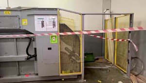 Ženu vážne zranil lis na kartóny. Teraz v nemocnici bojuje o holý život